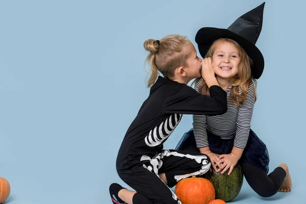 Il fratello sussurra battute all'orecchio della sorella. Segreti di Halloween — Foto Stock