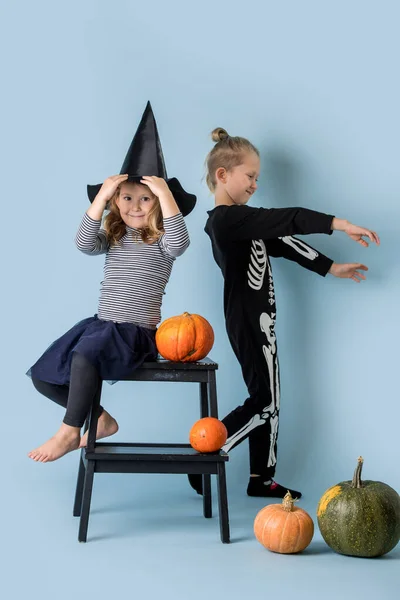 Bambini come streghe e scheletri giocano e si divertono — Foto Stock