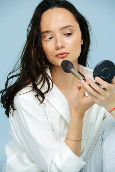 Heiße Schöne Brünette Mit Vitiligo Pflege Puder Ihr Gesicht Sie — Stockfoto
