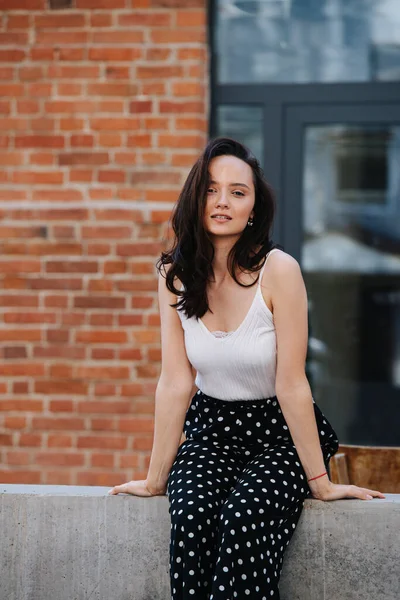 Buiten Portret Van Een Mooie Sensuele Vrouw Met Vitiligo Voorkant — Stockfoto