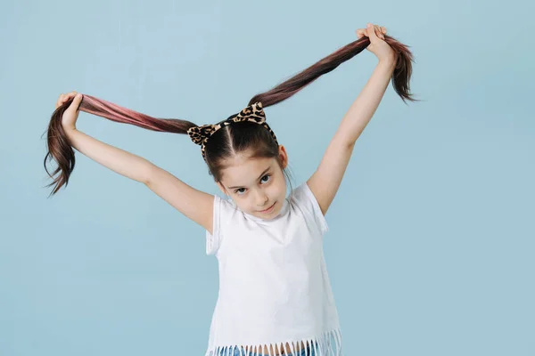 Retrato Uma Menina Bonita Com Orelhas Gato Headband Segurando Seus — Fotografia de Stock