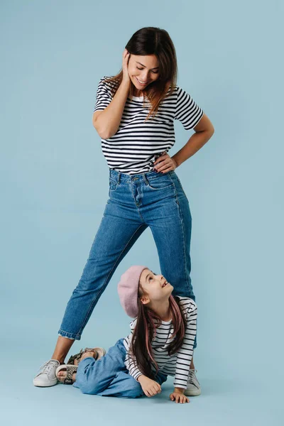 Twee Modeliefhebbers Moeder Dochter Dezelfde Kleren Hebben Jeans Een Zwart — Stockfoto