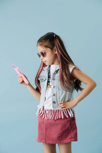 Menina Com Cauda Pônei Rosa Tingido Duplo Olhando Para Telefone — Fotografia de Stock
