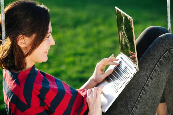 Gelukkige Jonge Vrouw Zittend Schommels Een Grasveld Met Laptop Onder — Stockfoto