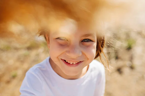 Küçük Liseli Kızın Plandaki Gevrek Kabarık Kulaklarıyla Çekilmiş Mutlu Bir — Stok fotoğraf