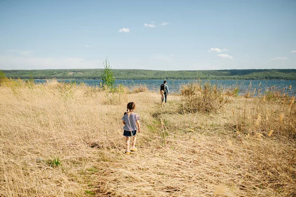 Baba Küçük Kız Büyük Göle Doğru Ayrı Ayrı Yürüyorlar Kuru — Stok fotoğraf