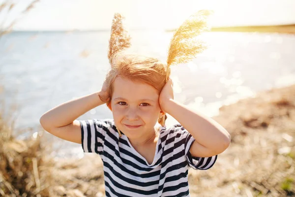 Πορτρέτο Ενός Χαρούμενου Ζωηρού Μικρού Εξάχρονου Κοριτσιού Δίπλα Στη Λίμνη — Φωτογραφία Αρχείου