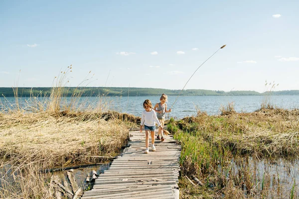 Αγόρι Και Κορίτσι Πόδια Μακριά Από Λίμνη Προς Την Κάμερα — Φωτογραφία Αρχείου
