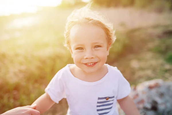 Kırsalda Nazik Bahar Güneşinin Altında Mutlu Küçük Sarışın Bir Çocuğun — Stok fotoğraf