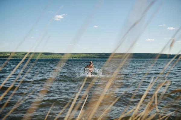 Hombre Corriendo Agua Del Lago Hacia Orilla Tiene Poco Frío — Foto de Stock