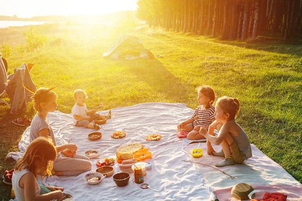 Niños Haciendo Picnic Césped Sentados Una Manta Comiendo Atardecer Suave — Foto de Stock