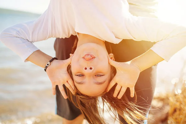 Kleine Mädchen Schulalter Hängen Kopfüber Haben Spaß Machen Gesichter Ufer — Stockfoto