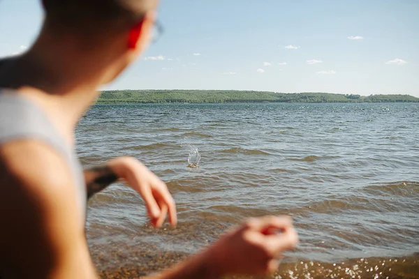 Человек Прыгающий Плоскими Камнями Воде Прекрасный День Озера Слежу Броском — стоковое фото