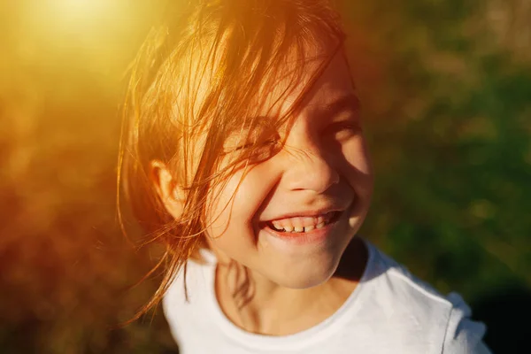 Portrait Cute Little Girl Countryide Squinting Orange Sunlight Her Hair — Stock Photo, Image