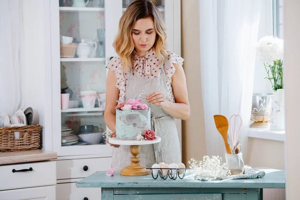 Çalışkan Genç Hanımı Evdeki Mutfağında Pasta Süslüyor Baya Uzun Sarı — Stok fotoğraf