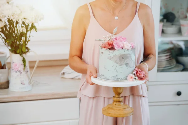 Woman Light Pink Dress Holding Fresh Sweet Cake Decorated Roses — Stock Photo, Image