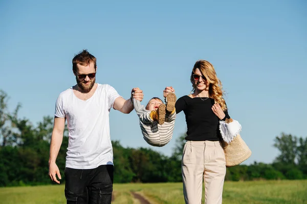 Familia Feliz Caminando Una Pista Hermoso Día Soleado Campo Padres — Foto de Stock