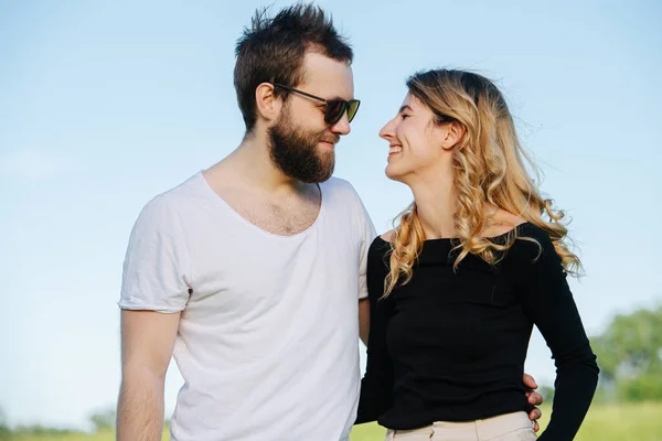 Aşık Bir Adam Bir Kadın Birbirlerine Bakıp Gülümsüyorlar Mavi Gökyüzünün — Stok fotoğraf