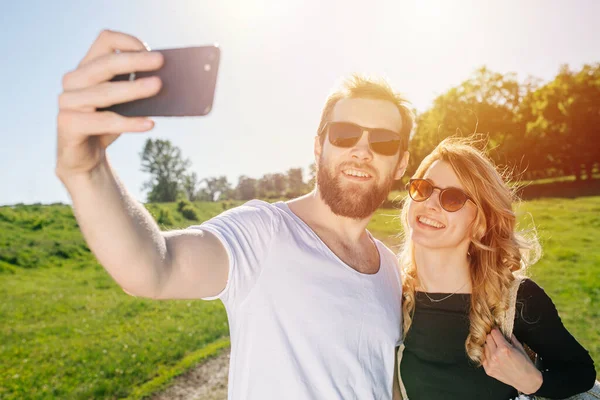 Boldog Mosolygó Pár Szelfit Készít Egy Napsütéses Napon Szabadban Vidéken — Stock Fotó