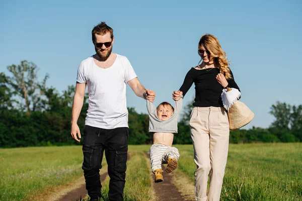 Mutlu Bir Aile Güzel Güneşli Bir Kırsalda Bir Pistte Yürüyor — Stok fotoğraf