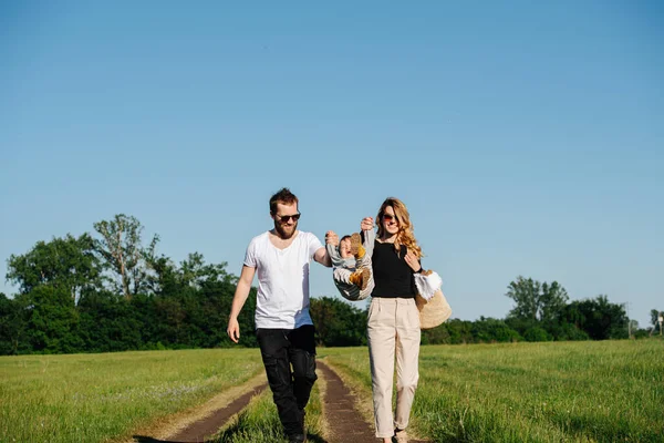 Familia Feliz Caminando Una Pista Hermoso Día Soleado Campo Padres —  Fotos de Stock