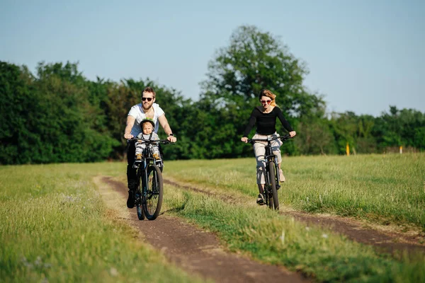 Mama Tata Ich Wesoły Syn Jadą Rowerze Przez Wieś Idąc — Zdjęcie stockowe