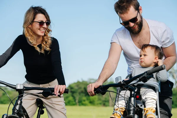 Boldog Házastársak Babájuk Bicikliznek Vidéken Napszemüveget Visel Szeretettel Néz Imádnivaló — Stock Fotó