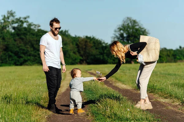 Kisfiú Vadvirágot Adott Anyjának Boldog Apa Nézi Őket Egy Napos — Stock Fotó