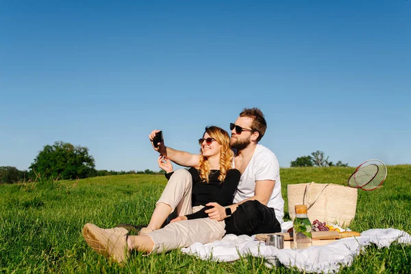 Couple Love Taking Selfie While Having Picnic Countryside Green Grass — Stock Photo, Image