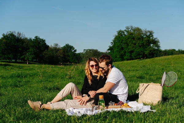 Pár Zamilovaných Piknik Venkově Zelené Trávě Sedí Objímají Přikrývce Zeleném — Stock fotografie