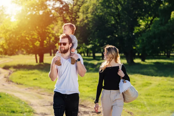 Szczęśliwa Idylliczna Rodzina Spacerująca Wsi Podczas Pięknego Słonecznego Dnia Zewnątrz — Zdjęcie stockowe