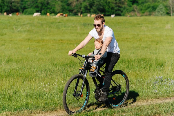 Boldog Mosolygós Apa Egy Biciklin Egy Vidéken Kisfiával Első Biztonsági — Stock Fotó