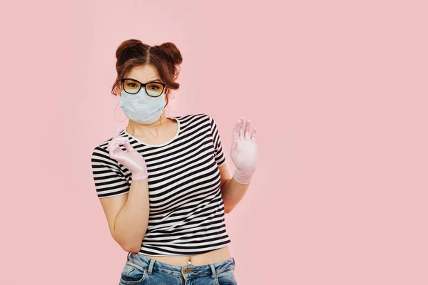 Милая Эксцентричная Молодая Женщина Медицинской Маске Перчатками Руках Розовом Фоне — стоковое фото