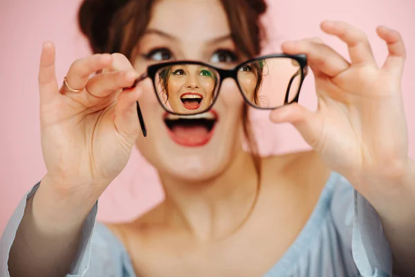 Excêntrico Excessivamente Feliz Jovem Segurando Óculos Frente Seu Rosto Rosto — Fotografia de Stock