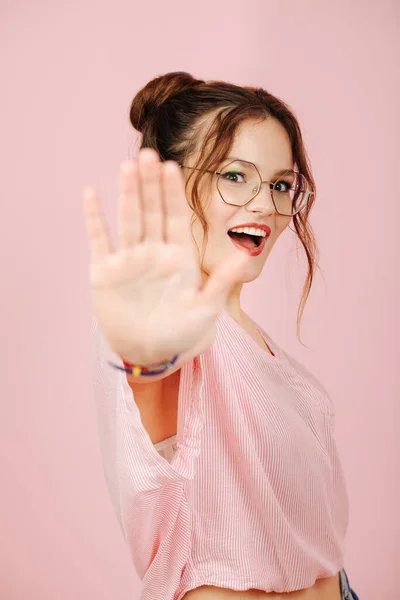 Excéntrica Jovencita Excesivamente Feliz Gafas Con Dos Bollos Cabeza Sobre — Foto de Stock