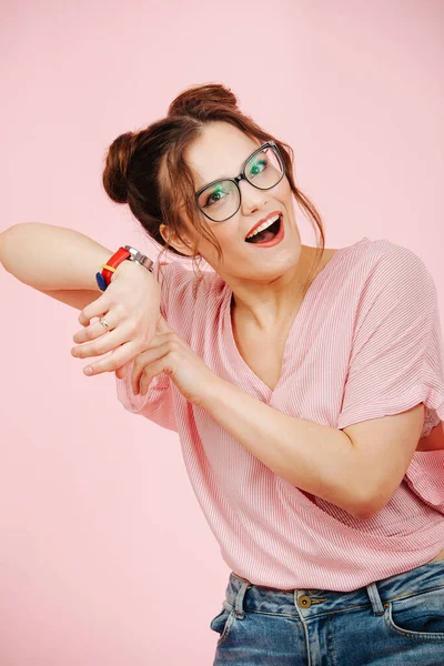 Excesso de felicidade emocional menina ouvindo seu relógio — Fotografia de Stock