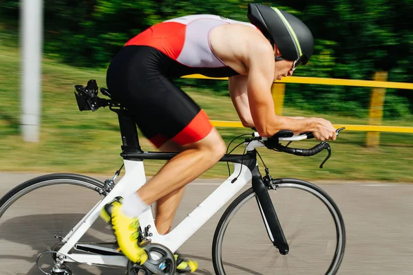 Atleta Masculino Montando Una Bicicleta Delgada Profesional Con Casco Aerodinámico — Foto de Stock