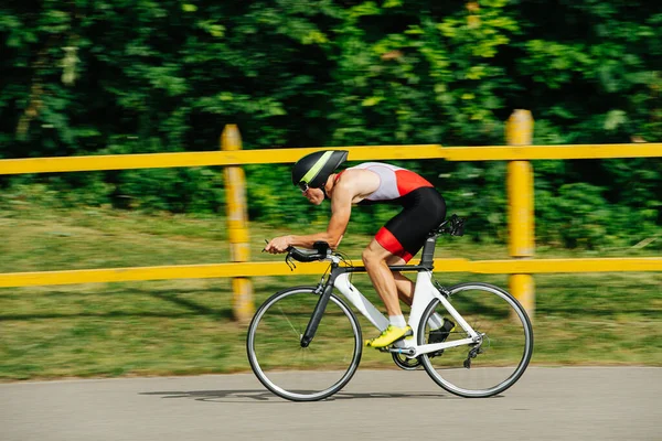 Männliche Sportler Die Auf Einem Profi Slim Bike Mit Stromlinienförmigem — Stockfoto