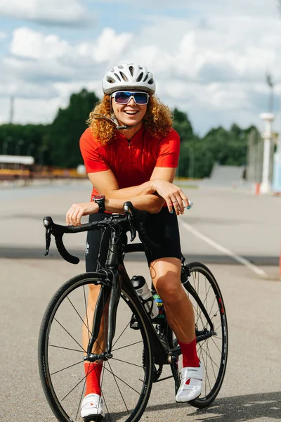 Mujer Atractiva Feliz Una Bicicleta Profesional Una Carretera Lleva Camisa — Foto de Stock