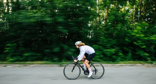 Vista Lateral Una Joven Atlética Aficionada Ciclismo Bicicleta Profesional Con — Foto de Stock