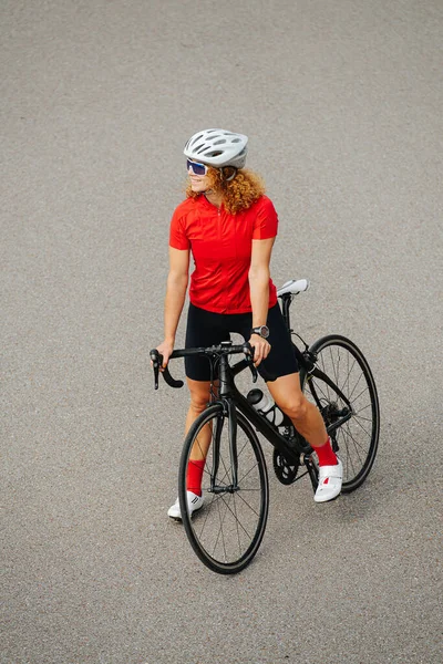 Mujer Atractiva Feliz Una Bicicleta Profesional Una Carretera Alto Ángulo — Foto de Stock