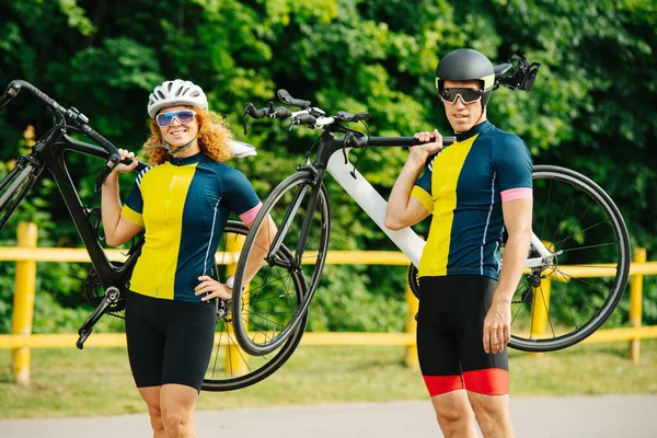 Casal Atlético Posando Com Bicicletas Seus Ombros Vestindo Camisas Mesma — Fotografia de Stock