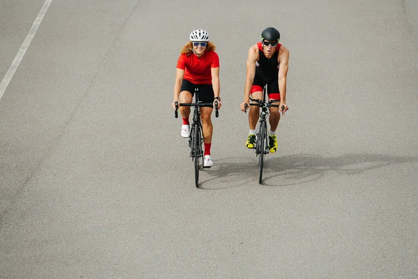 Casal Atlético Bicicleta Uma Ampla Estrada Asfalto Dia Verão Eles — Fotografia de Stock