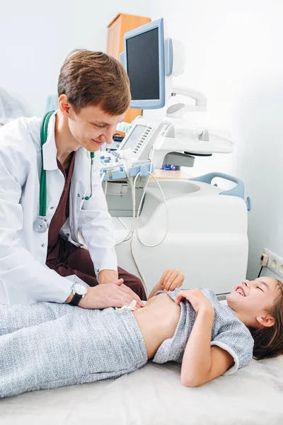 Joven Médico Masculino Presionando Sus Dedos Contra Estómago Una Niña — Foto de Stock