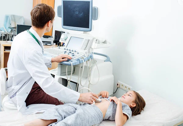 Genç Bir Erkek Doktor Küçük Bir Kıza Ultrason Yapıyor Kız — Stok fotoğraf