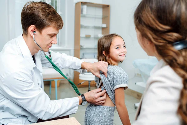 Vriendelijke Lachende Kinderarts Die Een Meisje Met Stethoscoop Onderzoekt Het — Stockfoto