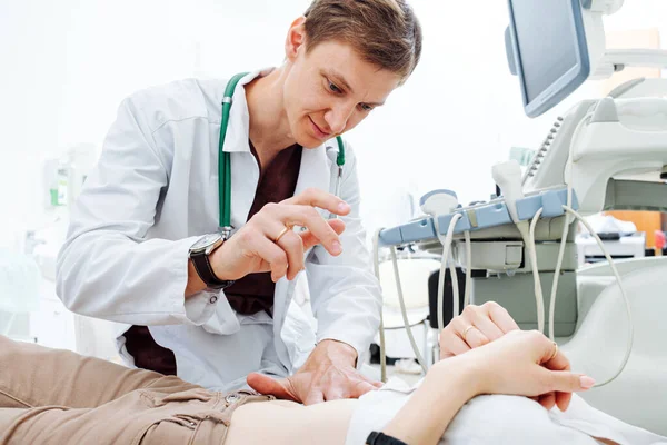 Jovem Médico Sexo Masculino Pressionando Dedos Contra Estômago Uma Jovem — Fotografia de Stock