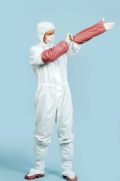 Totalmente Voltada Para Médico Traje Branco Cobrindo Toda Pele Usando — Fotografia de Stock