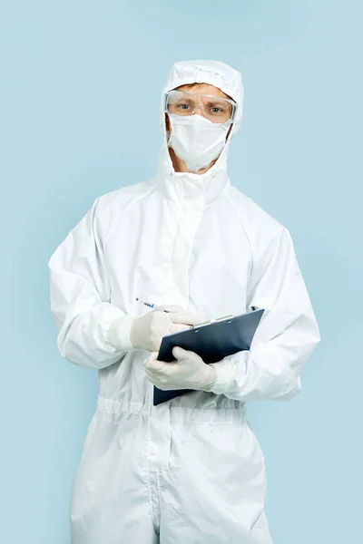 Retrato de um médico bem protegido em um vestido branco cobrindo toda a pele — Fotografia de Stock