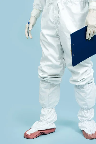Doutor em um traje branco cobrindo toda a pele segurando pasta de plástico. Cultivadas . — Fotografia de Stock